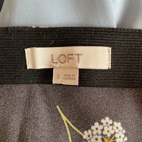 ✨3/$20✨ LOFT Black Floral Midi Skirt - Picture 3 of 3